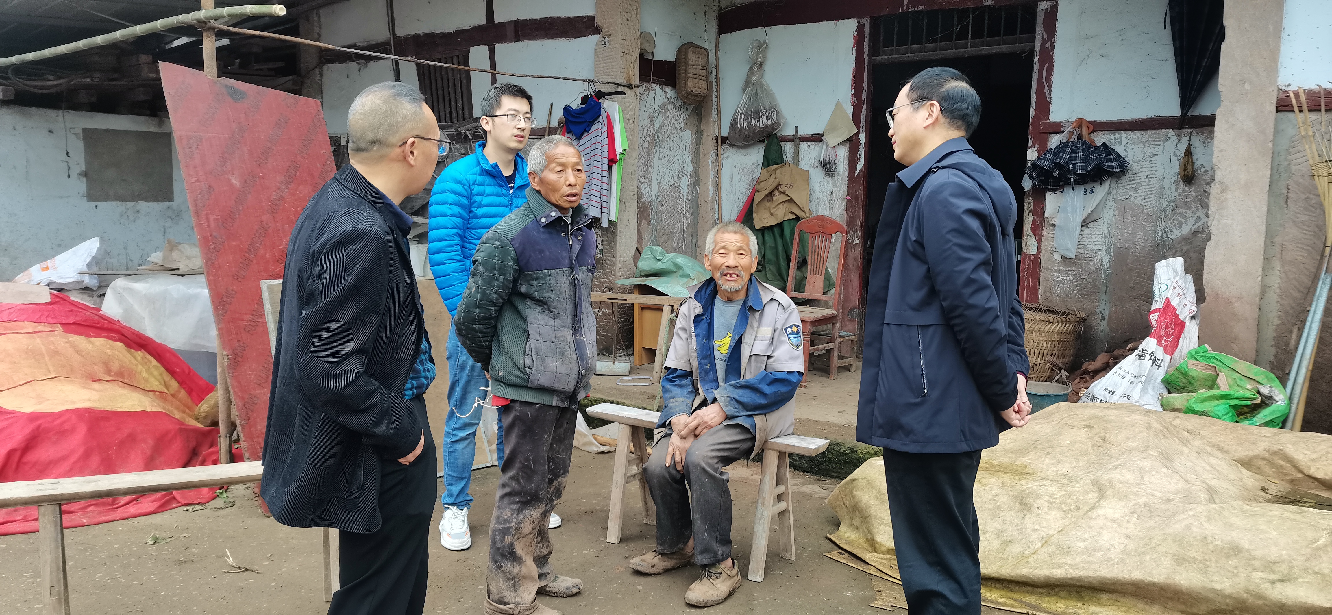 现代教育技术中心开展“送温暖献爱心·关爱老人”志愿服务活动