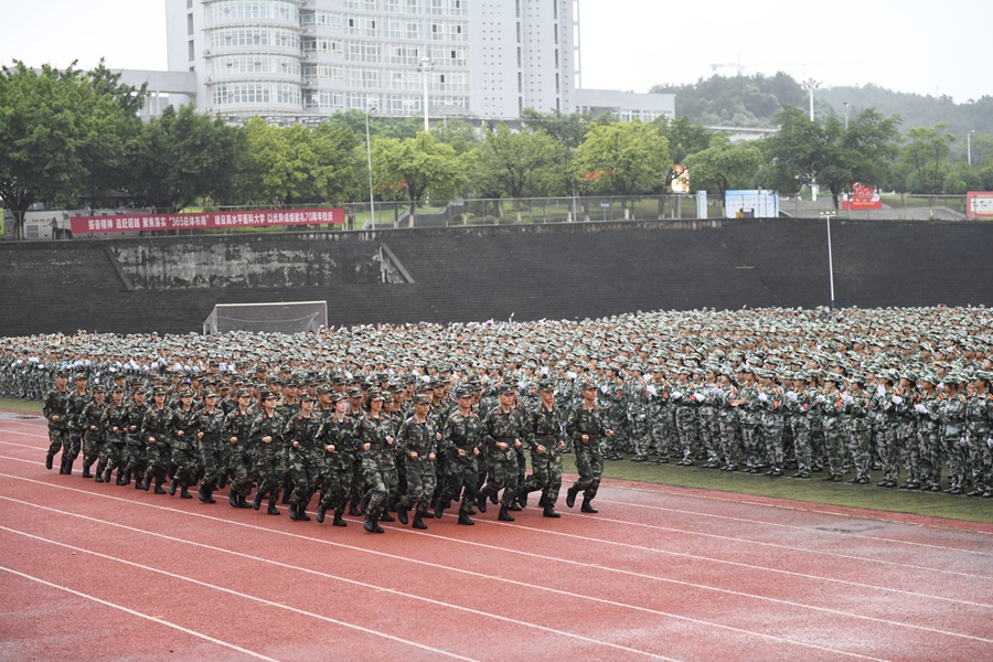展飒爽军姿 铸青春斗志 我校举行2021年军训总结大会