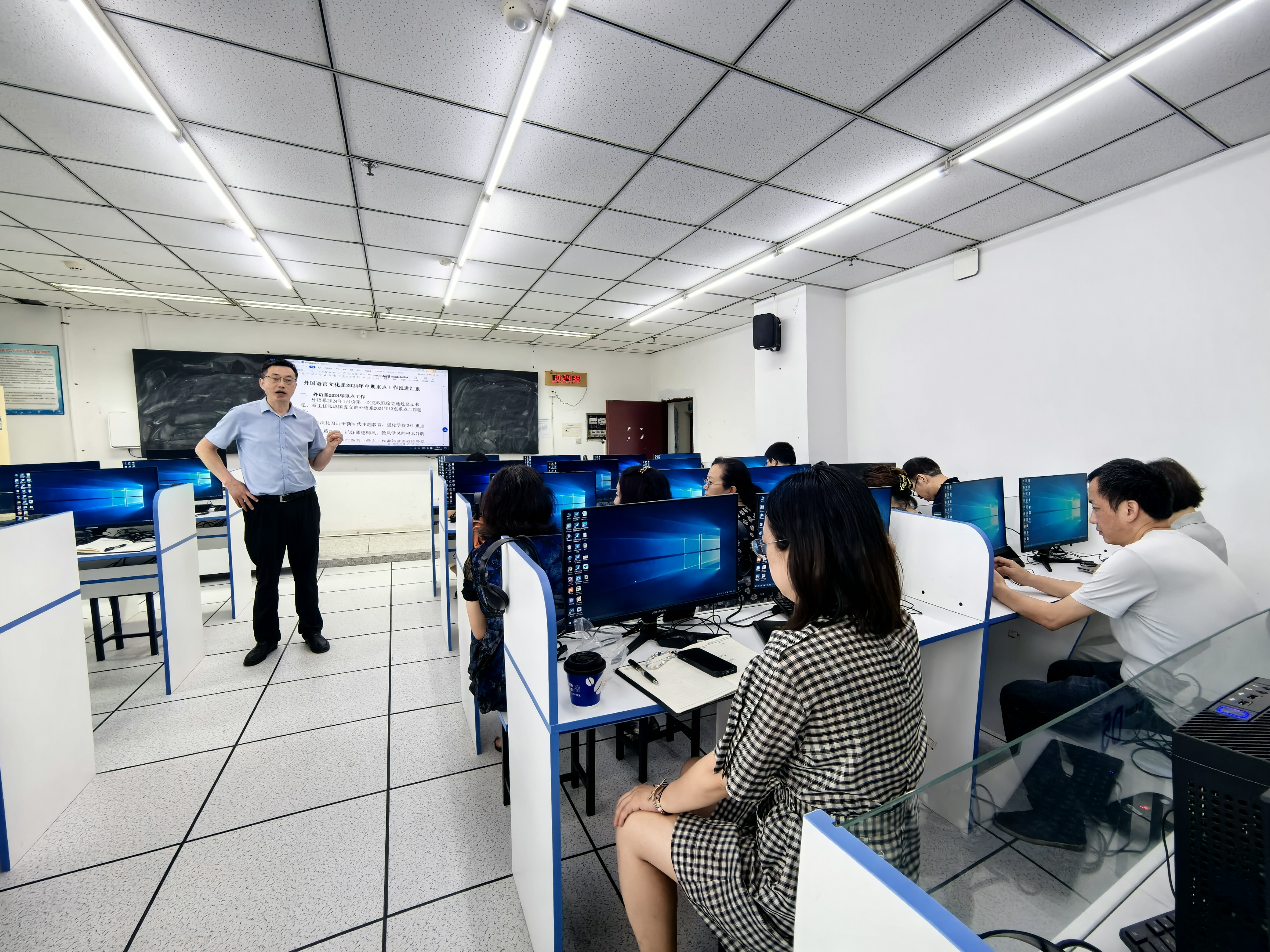 外国语言文化系开展学校第八次党代会精神宣讲暨2024年春季学期工作总结大会