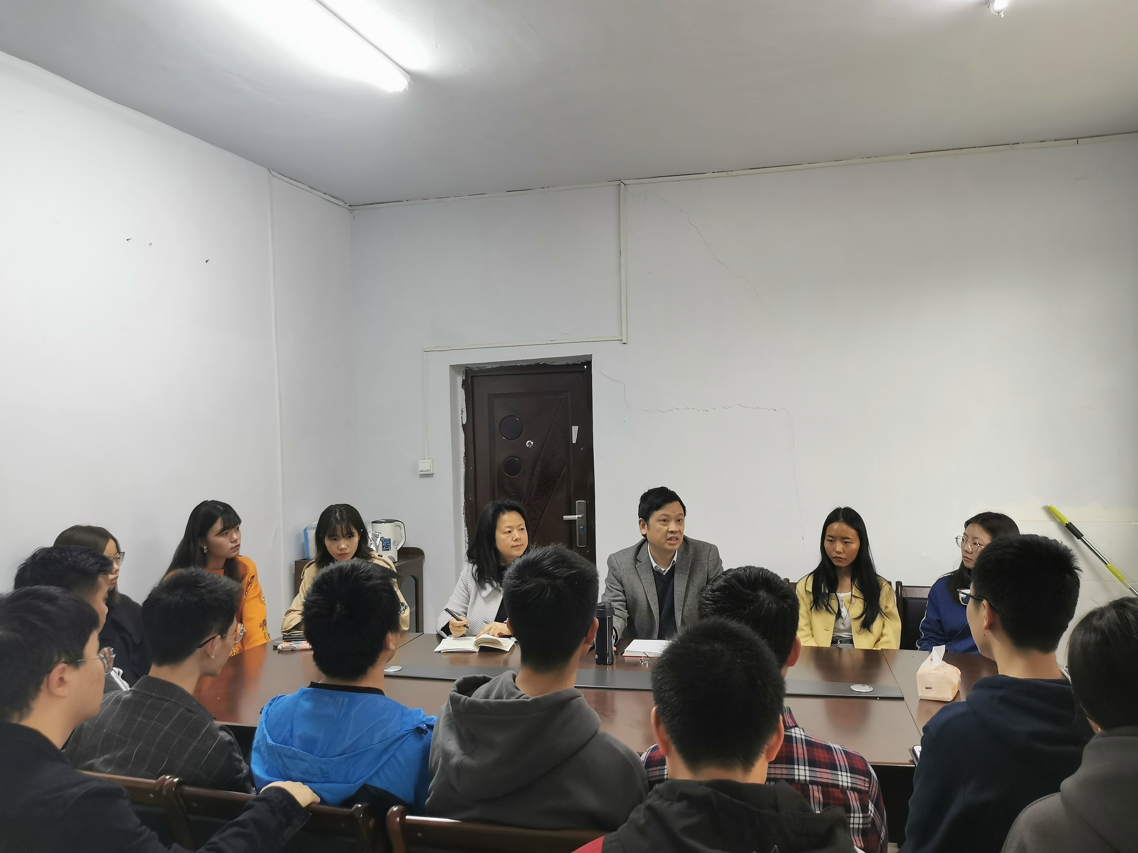 眼视光学系主任深入联系学生班级开展谈心谈话活动