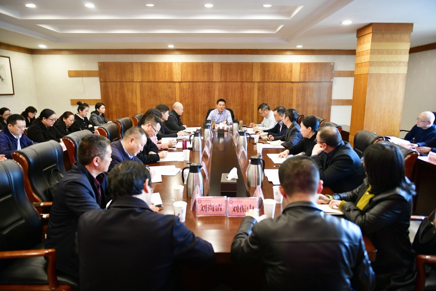 学校召开座谈会 听取党外人士意见建议