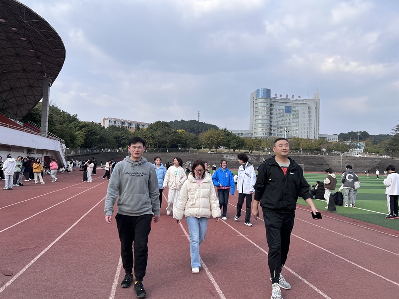 体育部工会顺利开展“健康生活，快乐运动”健步走活动