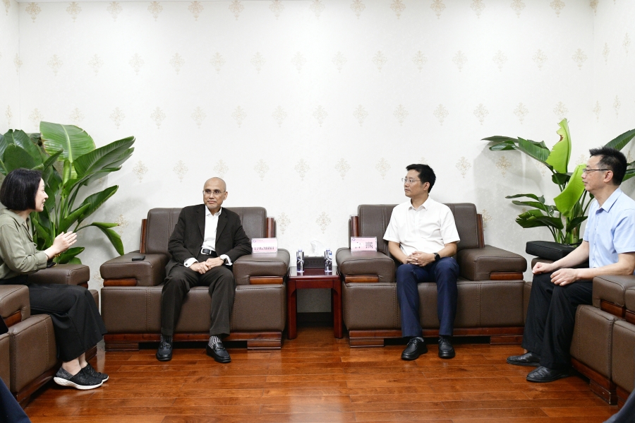 马来西亚管理与科学大学校长舒克瑞一行来校访问交流