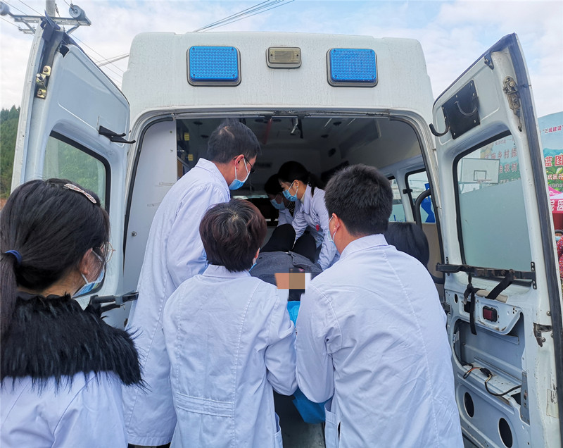 突发!村民晕倒 幸好!我院专家正在旁边义诊