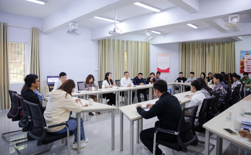 学校召开学生座谈会