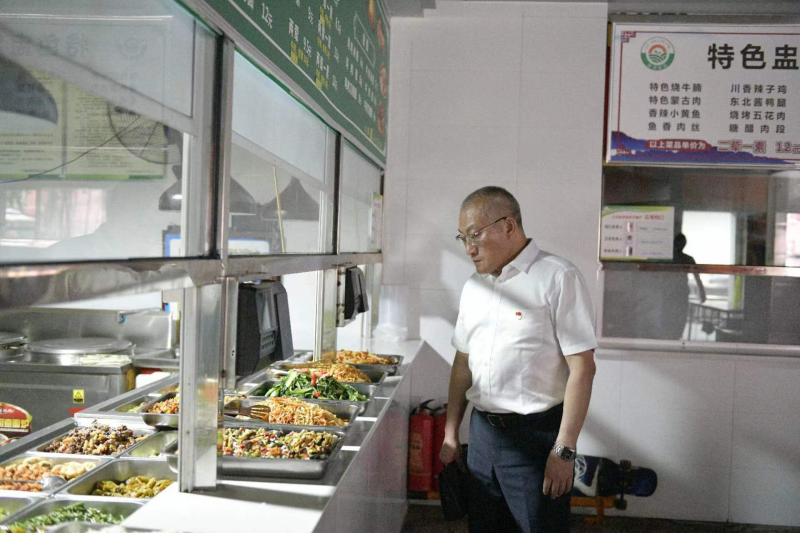 杜勇校长深入食堂检查指导食品安全工作