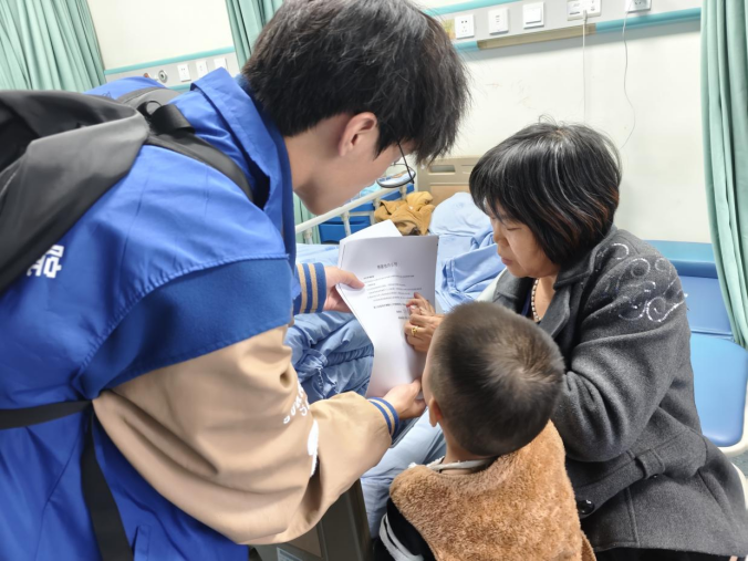 管理学院师生赴附属医院开展意外受伤困境儿童公益援助