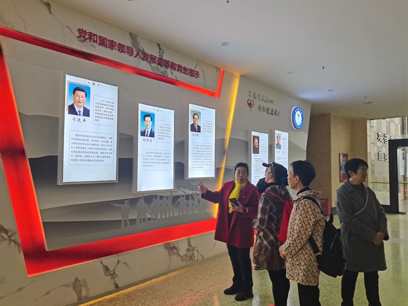 追忆青春 再聚母校——部分老校友举行建校70周年返校联谊活动