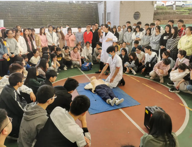 急救科普！临床医学院附属医院临床实验教学中心开展心肺复苏技能培训