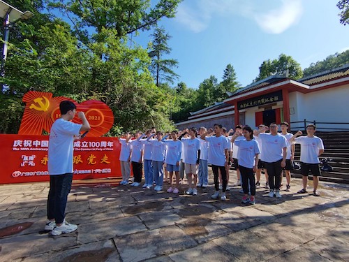 游纪念馆缅怀先辈,激昂青春宣誓红色