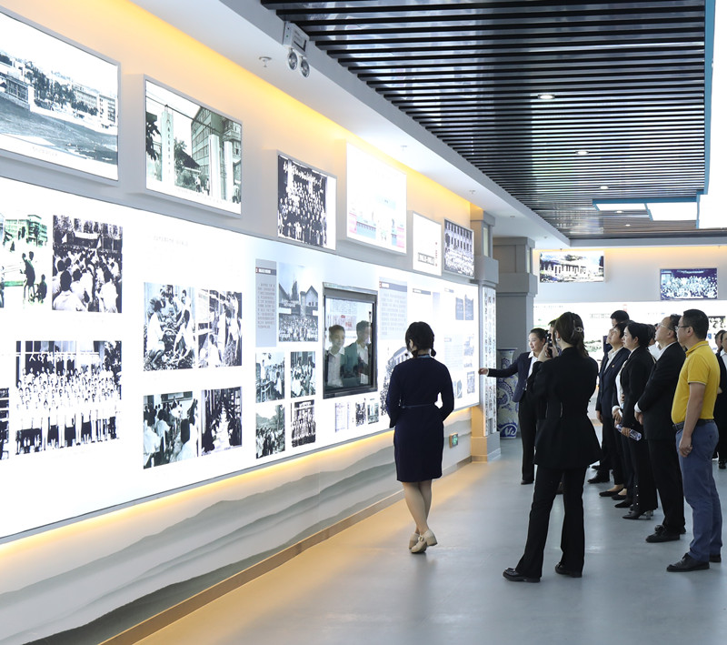 附属医院党委理论学习中心组赴我校校史馆开展专题学习教育