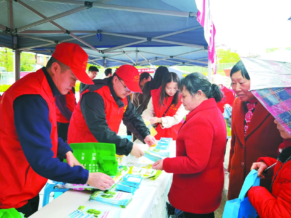 我校师生参与第28个世界结核病防治日义诊宣传活动