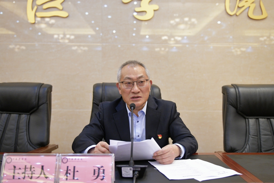 学校召开党委理论学习中心组集中学习（扩大）会专题学习习近平总书记来川视察重要指示精神