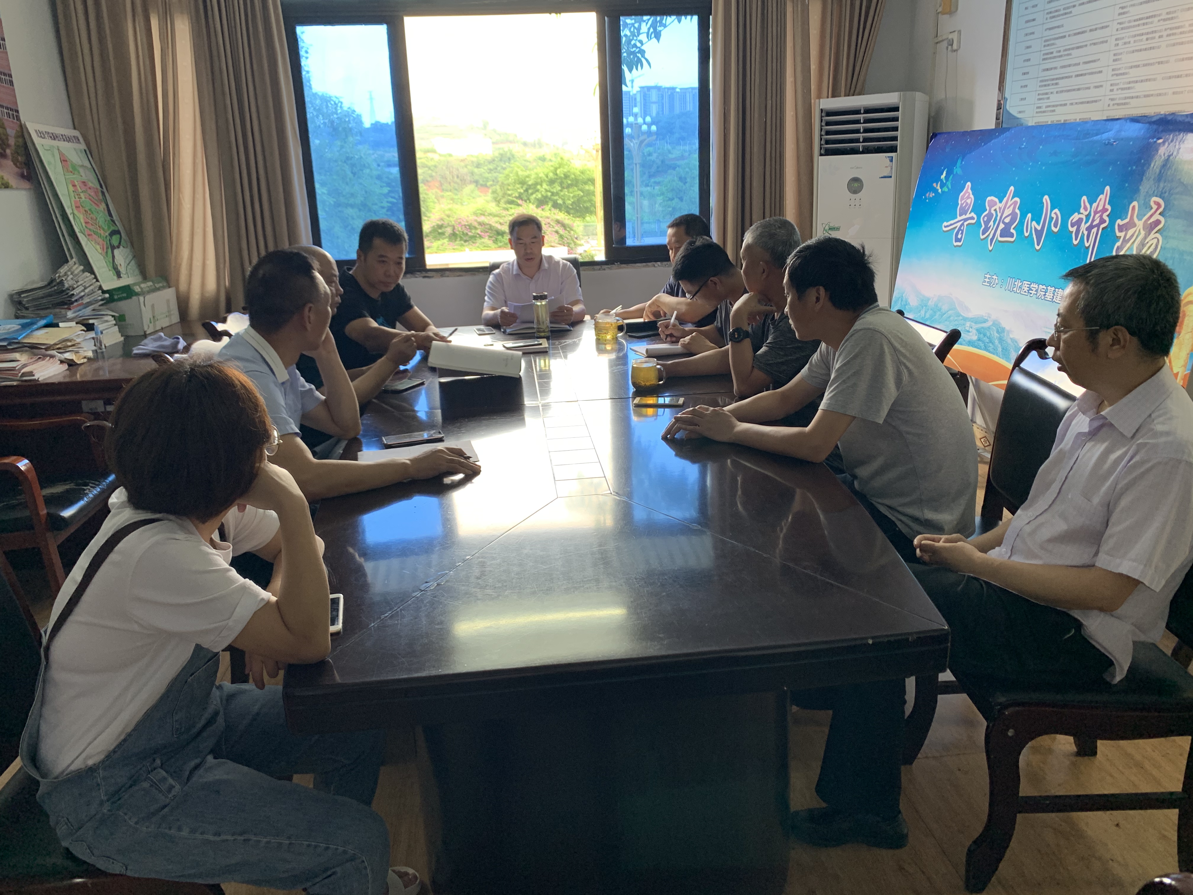 推进办专题学习学校第八届二次教代会精神