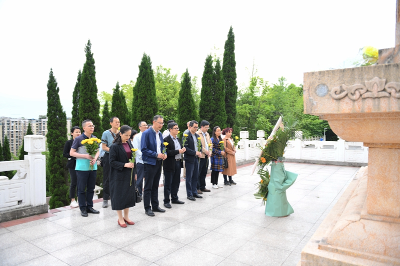 两校党内外人士在烈士陵园同学党史之魂 共筑思想之基