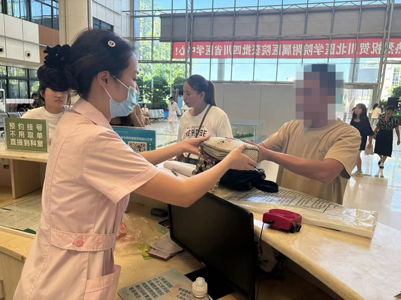 护士拾金不昧 4万元现金归还原主