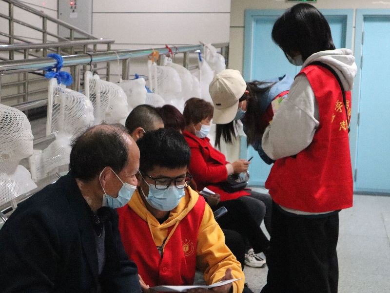 医学影像学院党员志愿服务队开展乳腺癌患者关爱活动