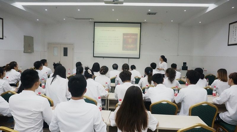 口腔医学系党总支开展“重温入党誓词，坚定与党同行”主题党课