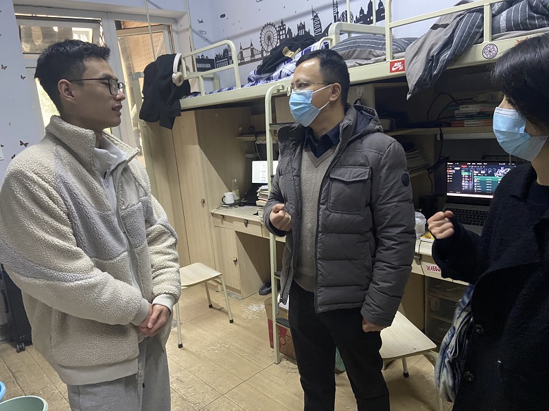元旦佳节送祝福——药学院领导深入宿舍走访慰问学生