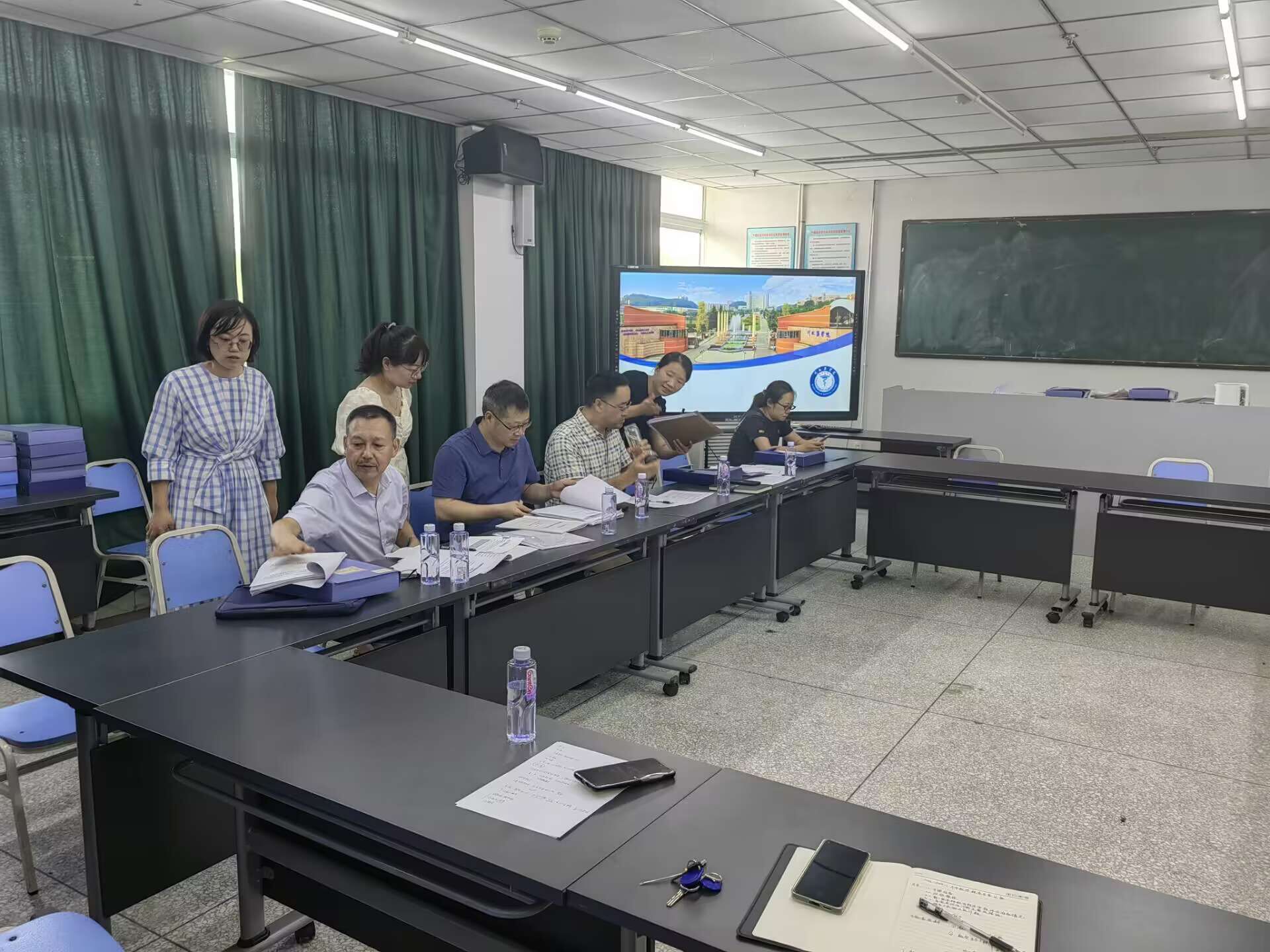 学校党委副书记黄平带队到外国语言文化系 进行开学教学检查