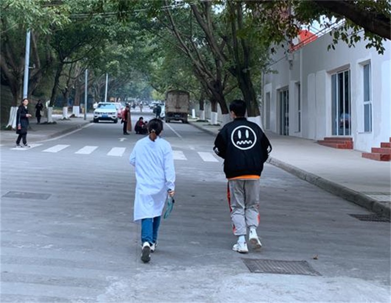 校内行人晕倒  师生携手救助