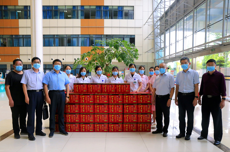 学校领导带队送清凉慰问一线医务工作者