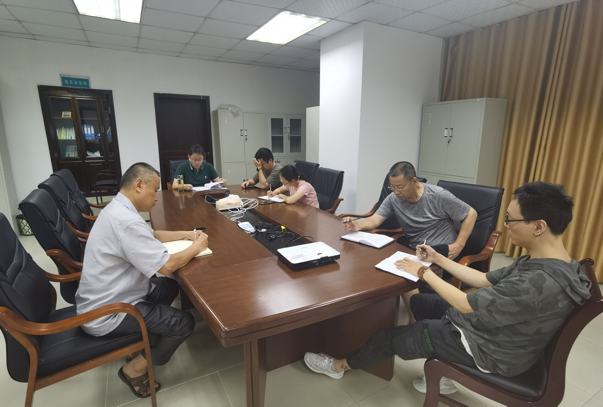 国有资产管理处集中学习第八届二次教职工代表大会精神