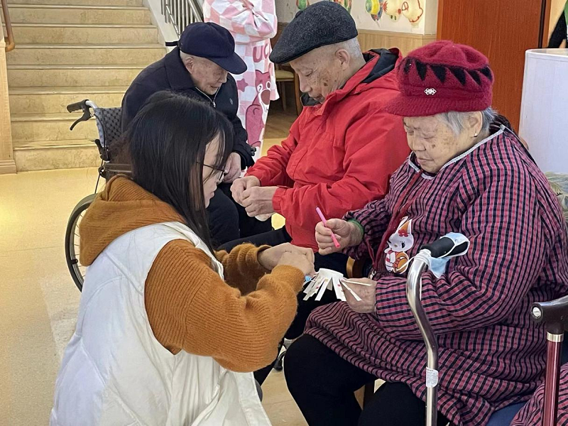 树敬老之风，扬奉献之乐