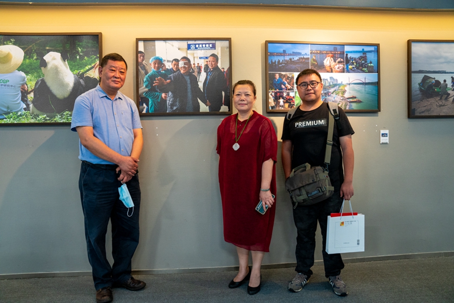 我校《医疗扶贫送光明》作品入选四川省第17届摄影艺术展