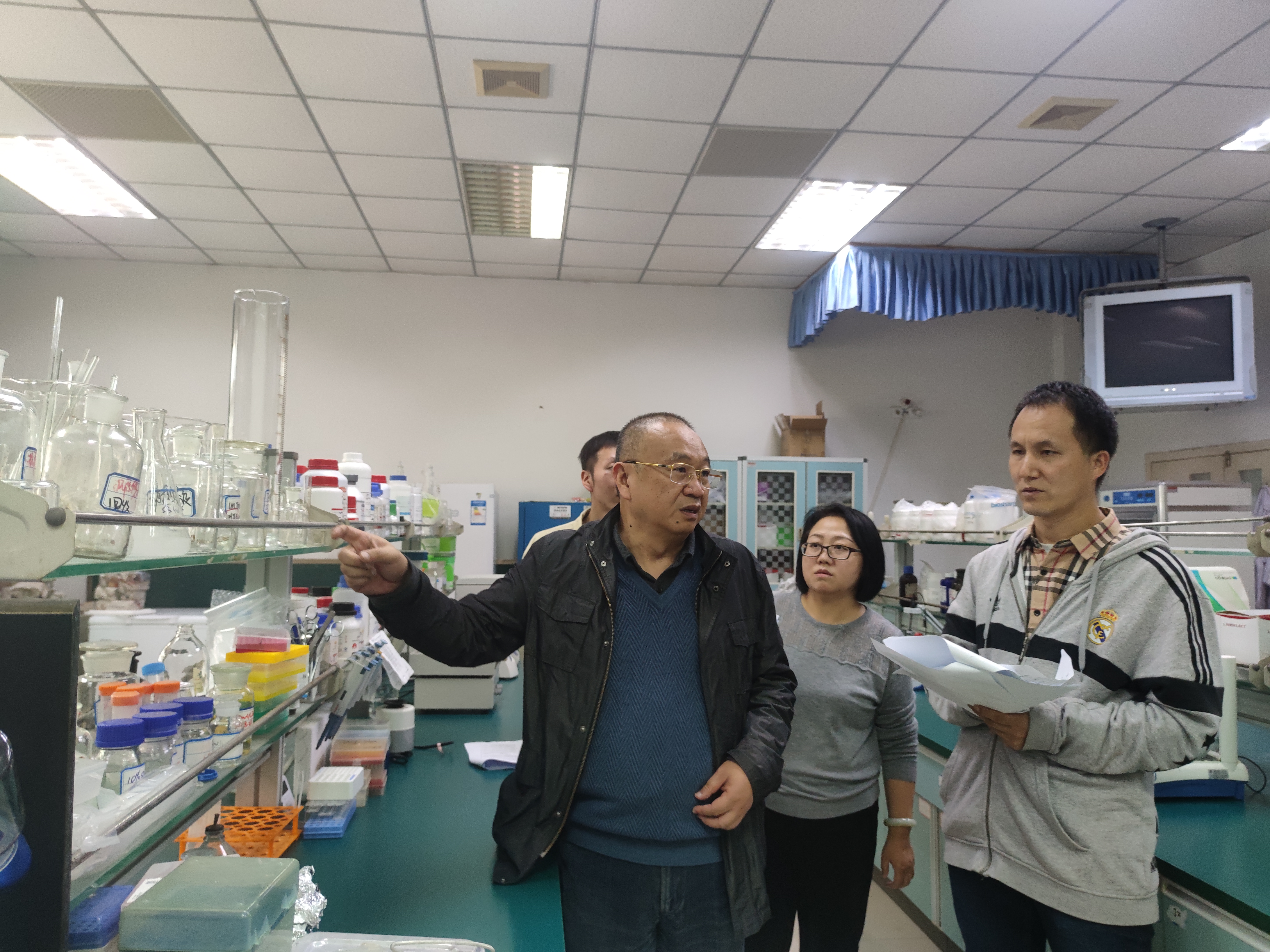 学校开展实验室安全“回头看”专项检查