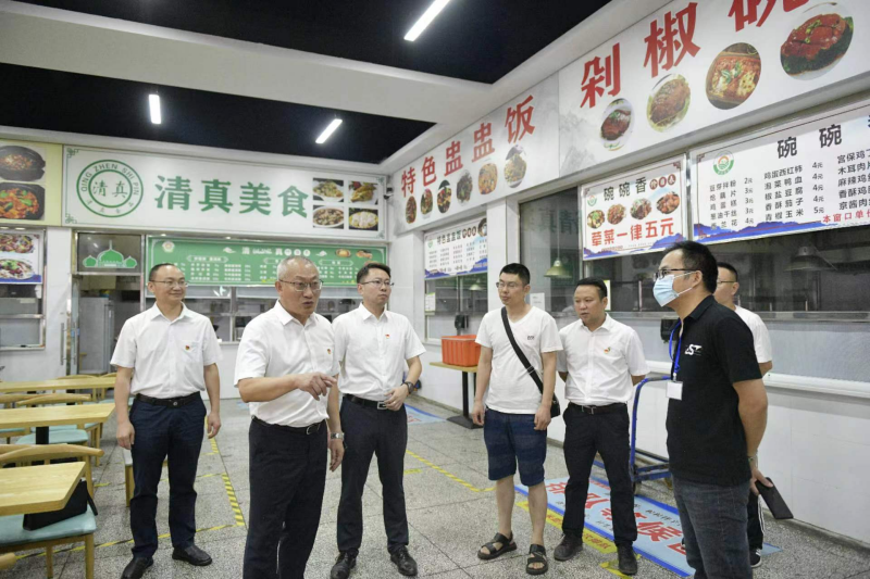 杜勇校长深入食堂检查指导食品安全工作