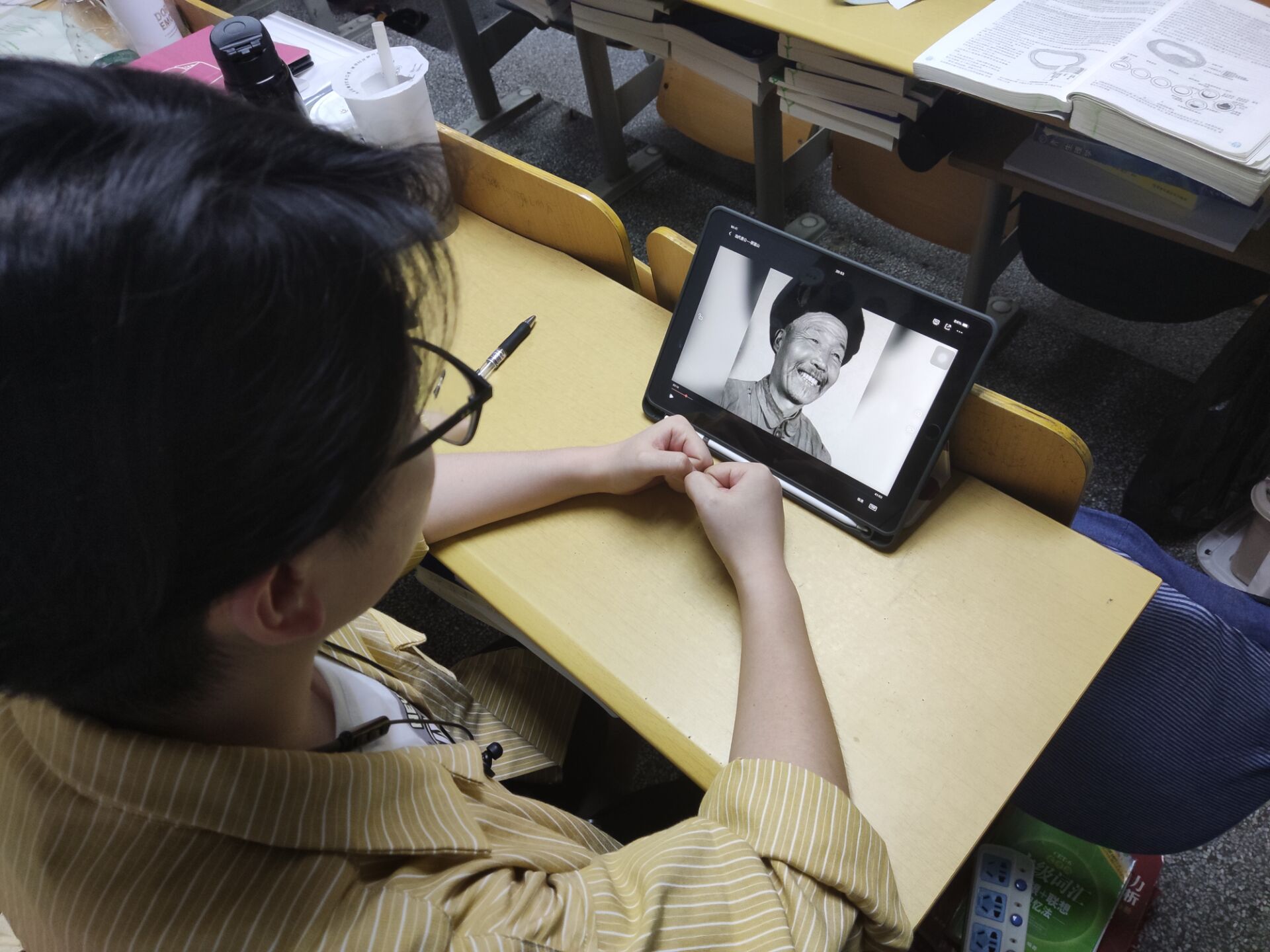 眼视光学系党总支学生党支部开展党史学习和《郭福山》观影活动