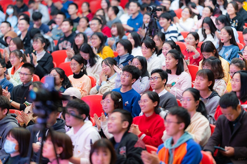 临床医学系举办“致敬逆行英雄,弘扬抗疫精神”报告会