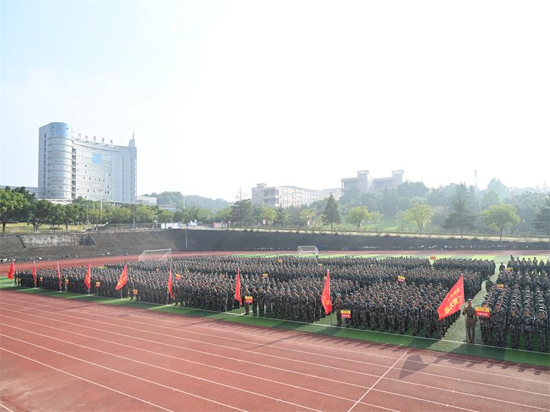 学校举行2024年军训动员大会