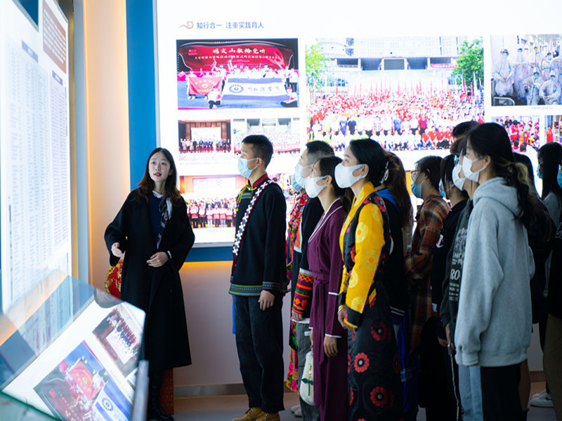 少数民族学生骨干赴校史馆参观学习