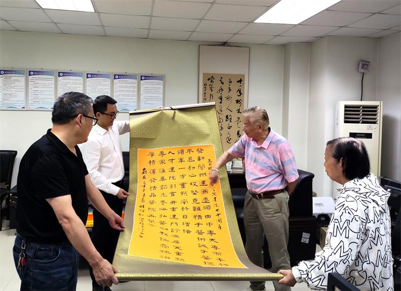 老教授以墨抒怀 献礼校庆