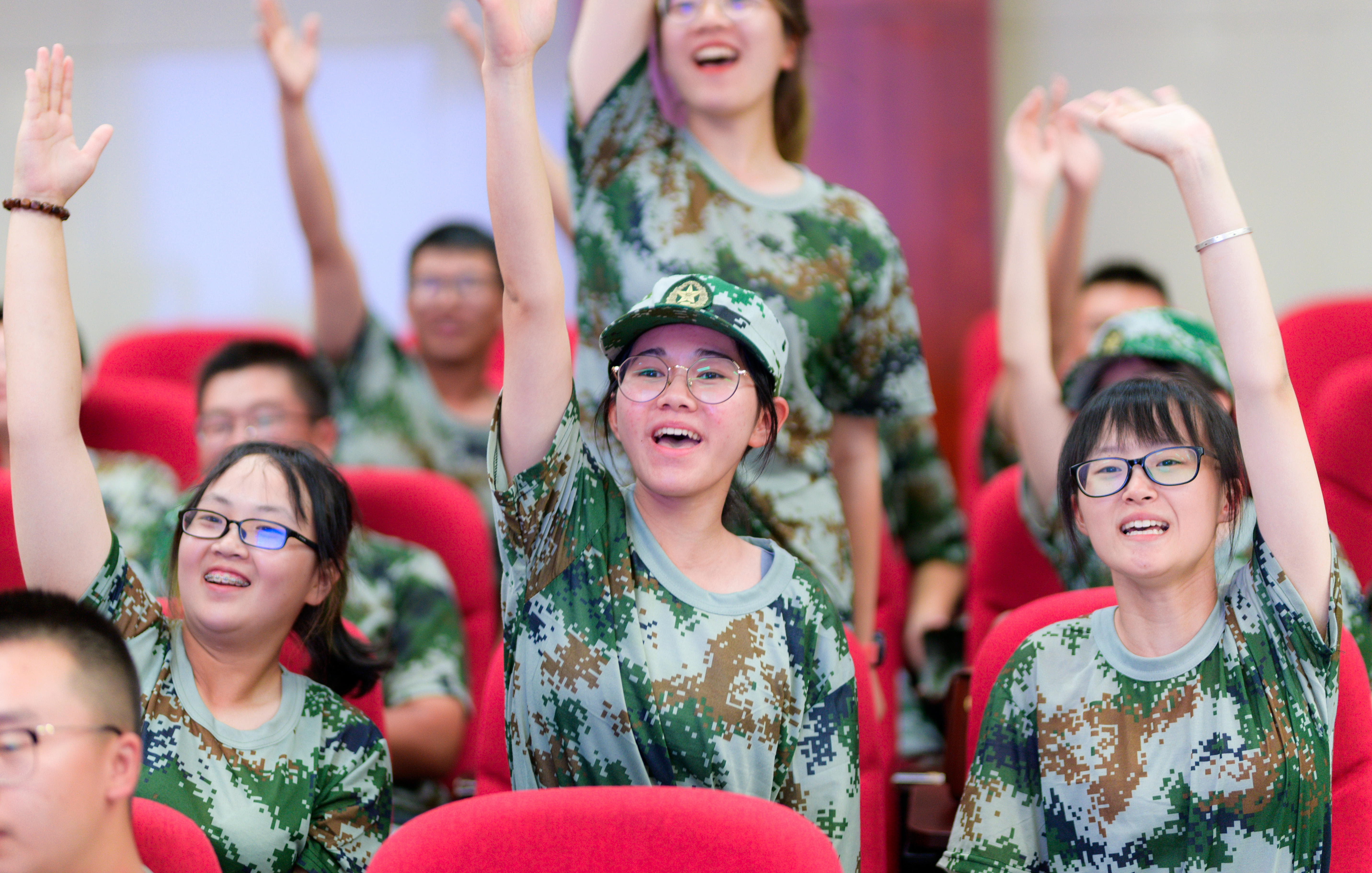 学校举办“护航青春 共建平安”校园安全知识宣传讲座