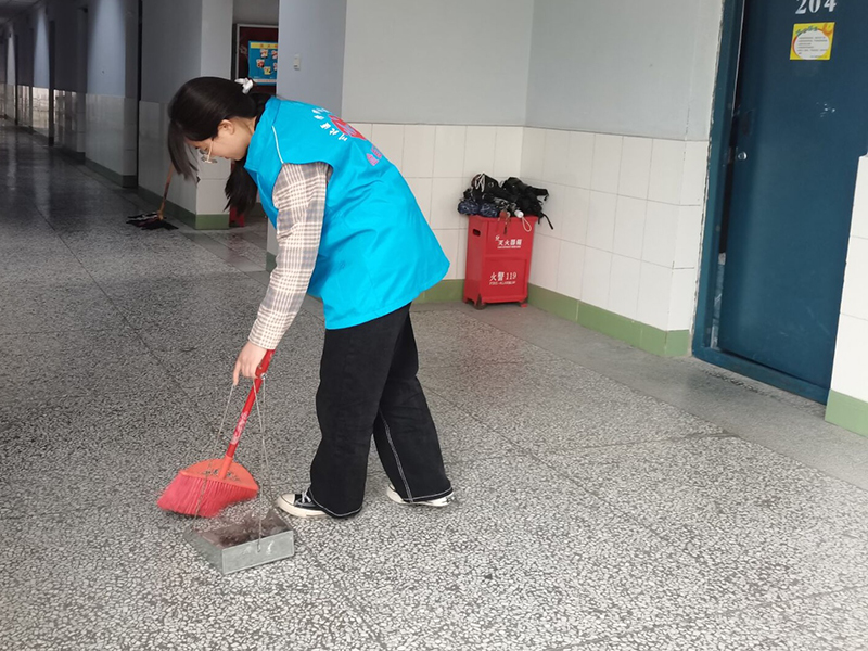 医学检验系开展“志愿服务助宿管，雷锋行动送温暖”