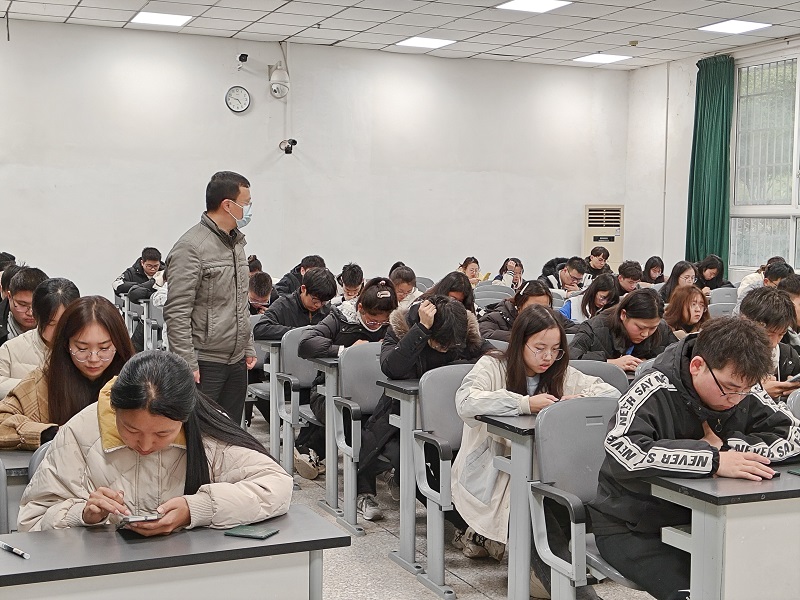 开学季：药学院院领导深入学生考场巡查、寝室走访