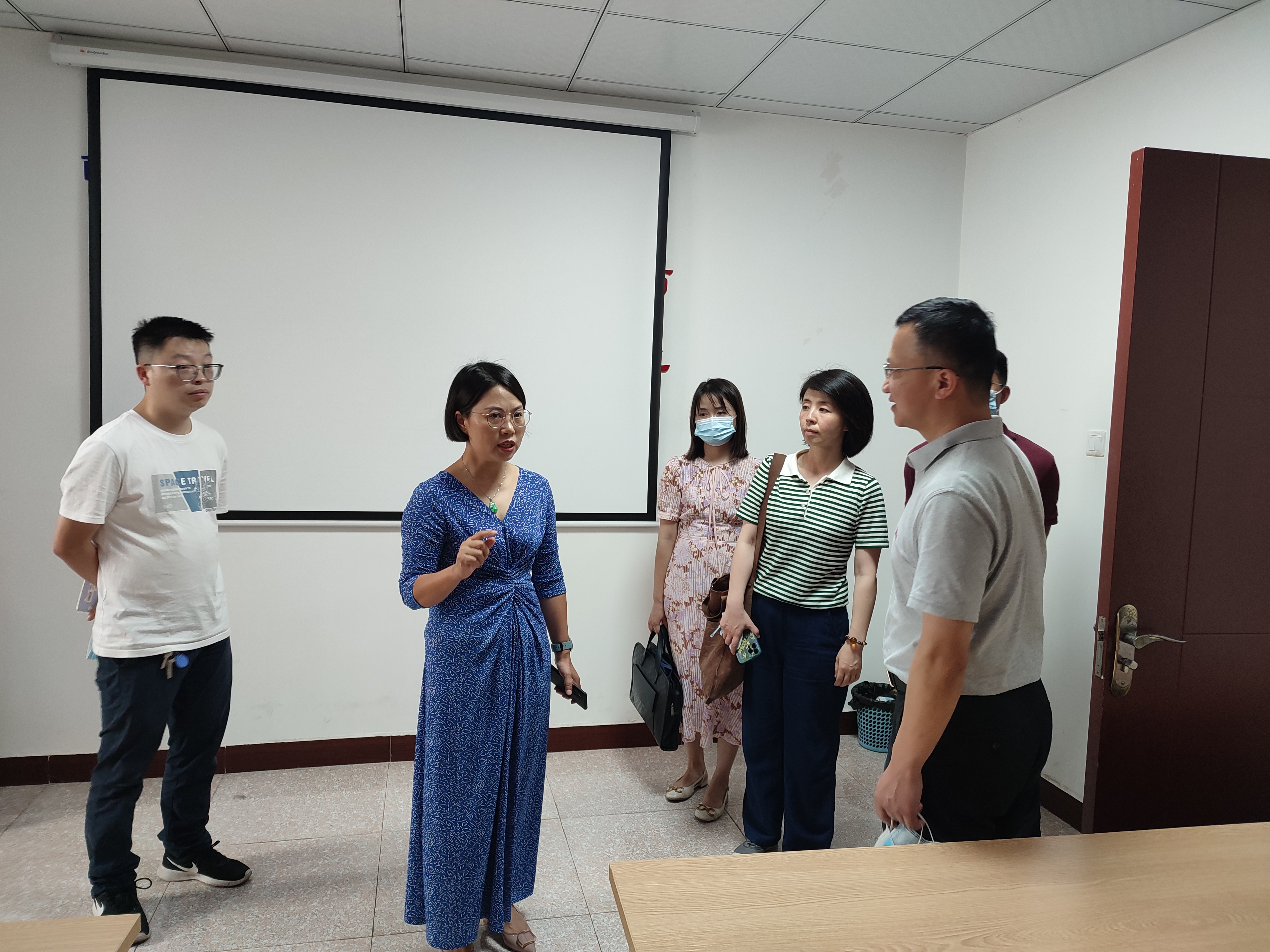 药学院一行赴南充市中心医院开展工作调研和交流