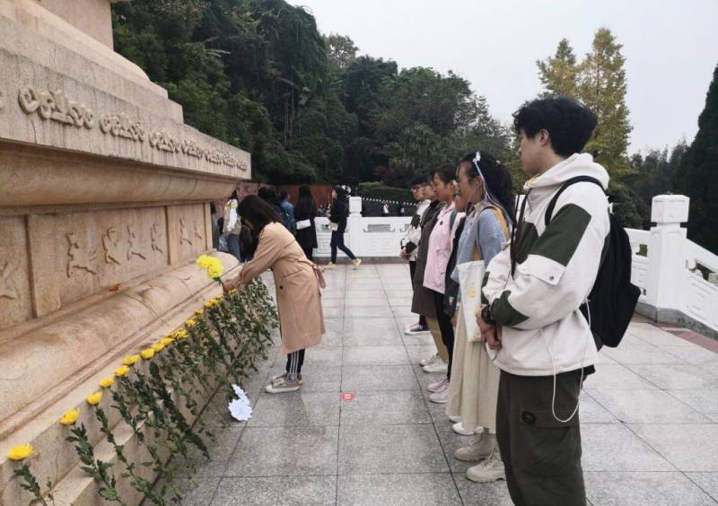 去陵园寄哀思 进故居受触动 在课堂学精神：我校多形式缅怀革命先烈