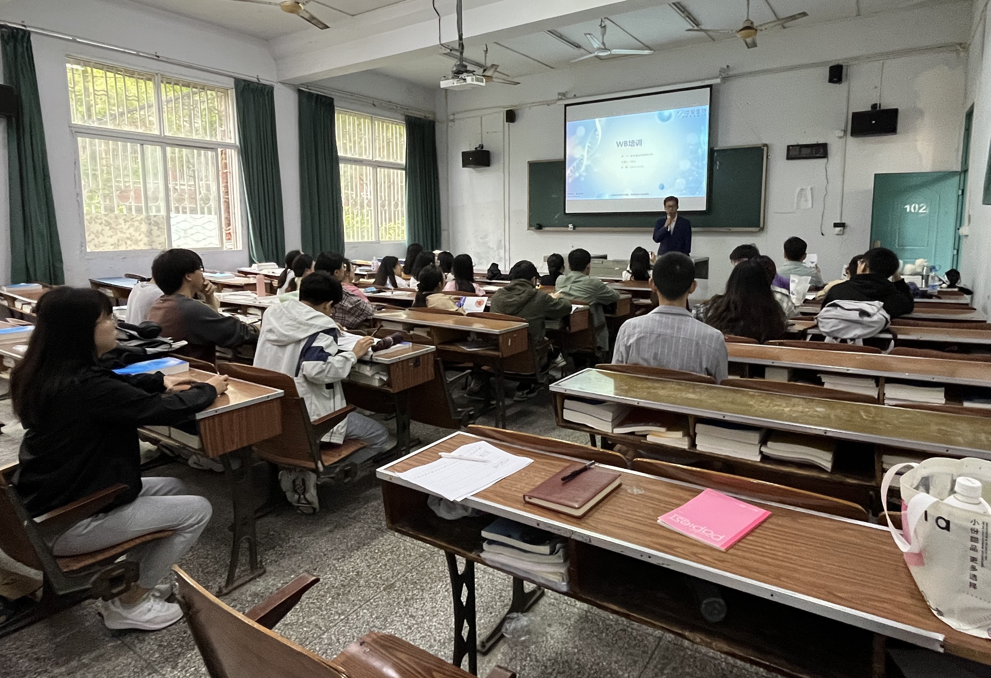 科技创新中心开展Western Blot实际操作技巧培训讲座