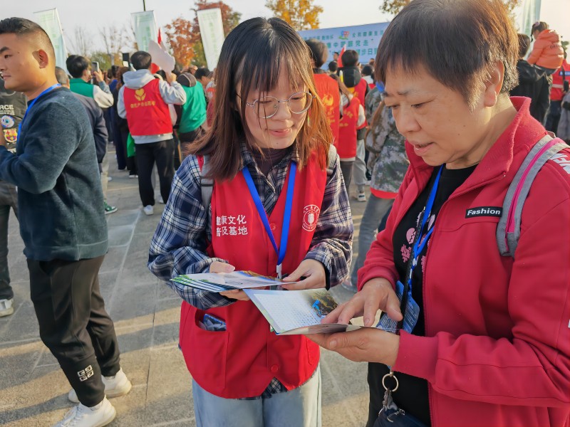 健康文化宣传走进中华全民健步日南充(国际)徒步节