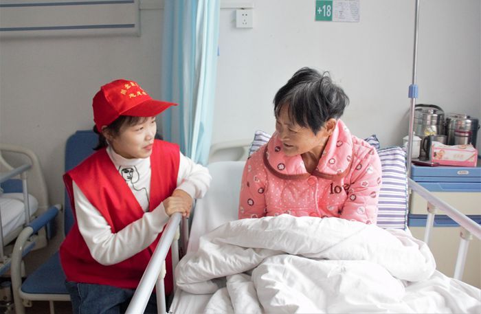 我院青风志愿服务队在南充市第五人民医院开展志愿活动