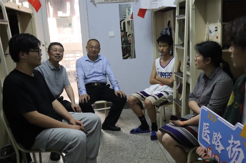 校领导深入学生宿舍开展职业生涯规划指导活动