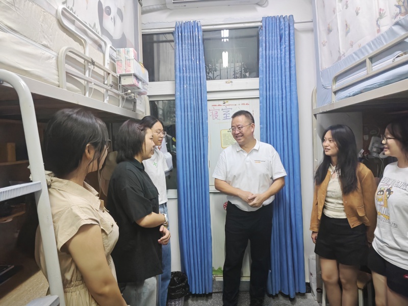 校领导带队走访慰问护理学院学生寝室