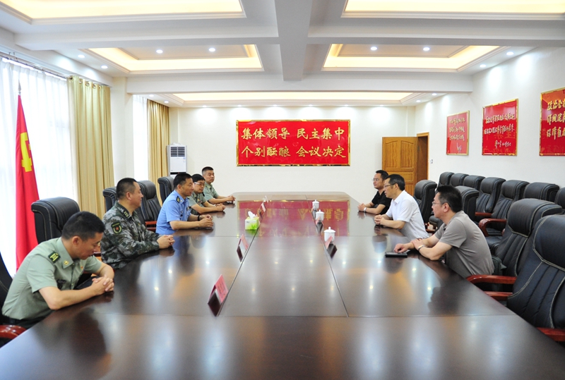 学校领导慰问驻市部队官兵