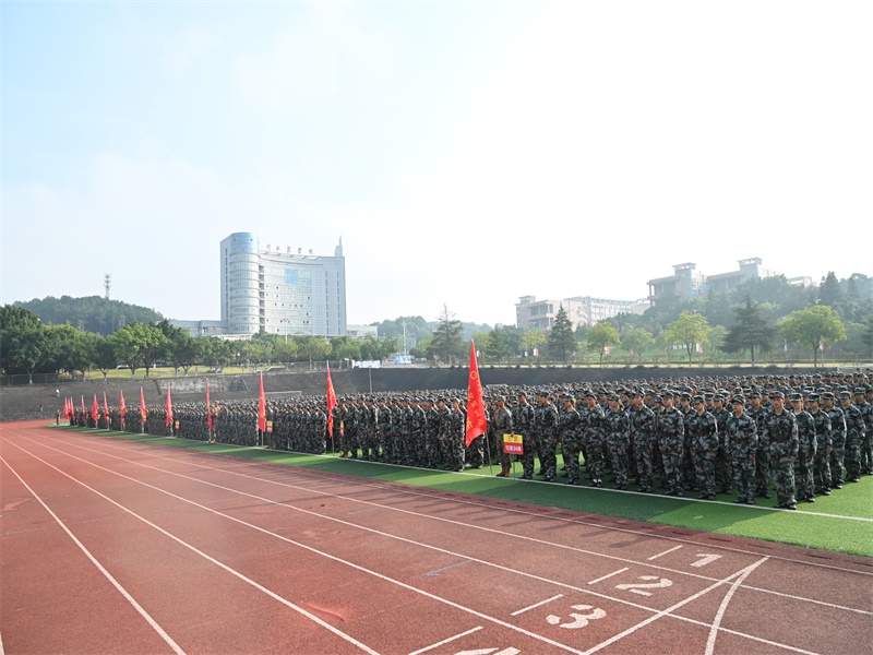 学校军训团开展行军拉练活动