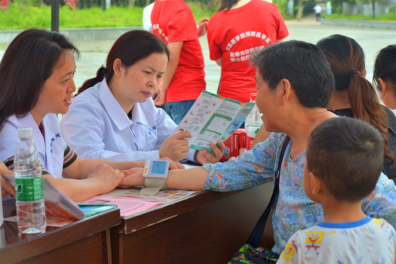 不忘初心 牢记使命——民革学院基层委员会专家赴仪陇开展三下乡义诊活动
