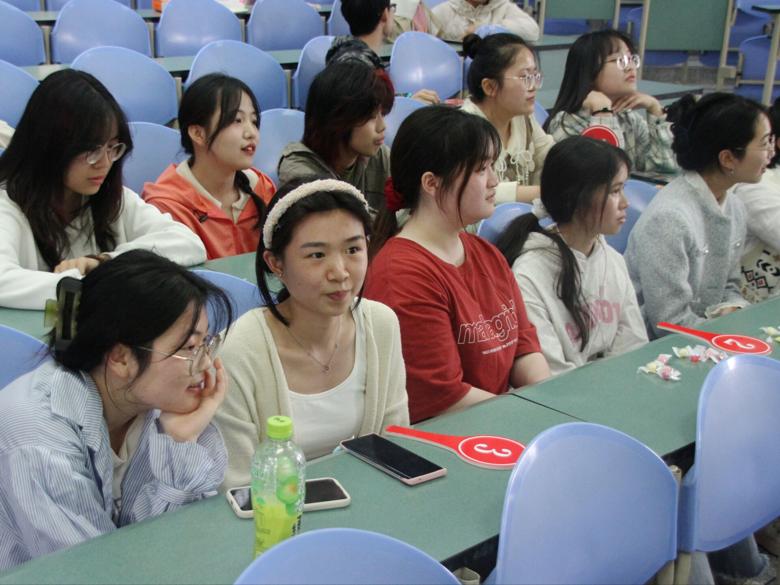 熏光灿灿,社彩簇簇